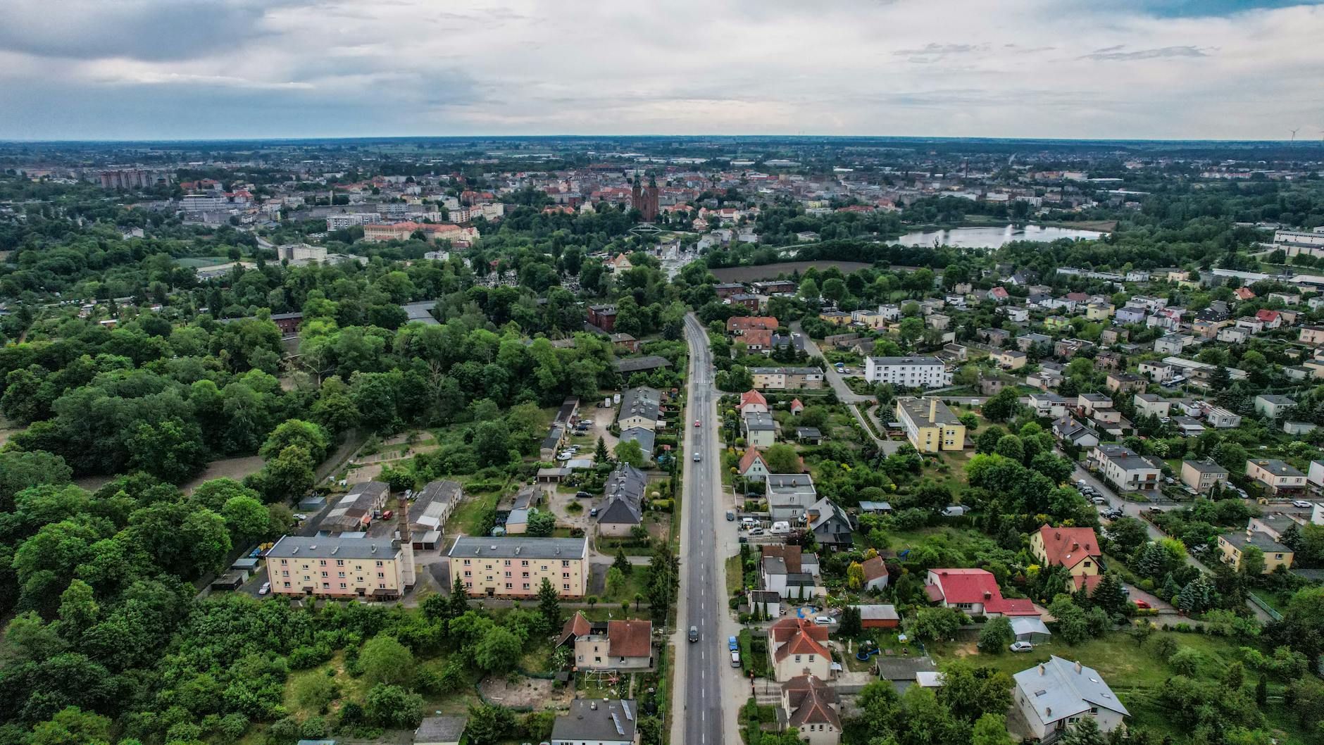 Tablica informacyjna z ofertami pracy w Suwałkach, podkreślająca nowe inwestycje w automatyzację i logistykę.