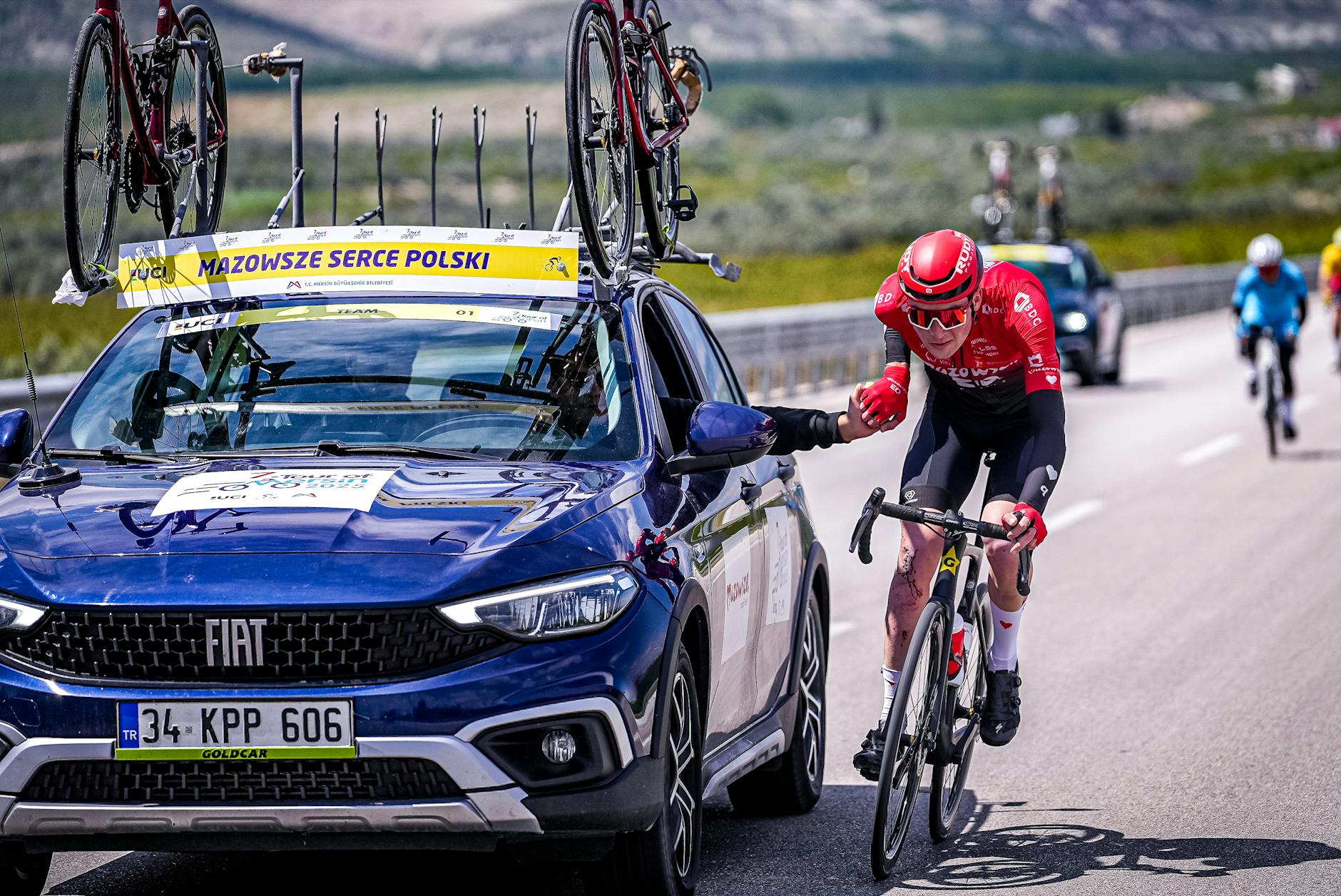 Mieszkańcy Suwałk aktywnie uczestniczący w wydarzeniach sportowych promujących kolarstwo i strzelectwo sportowe.